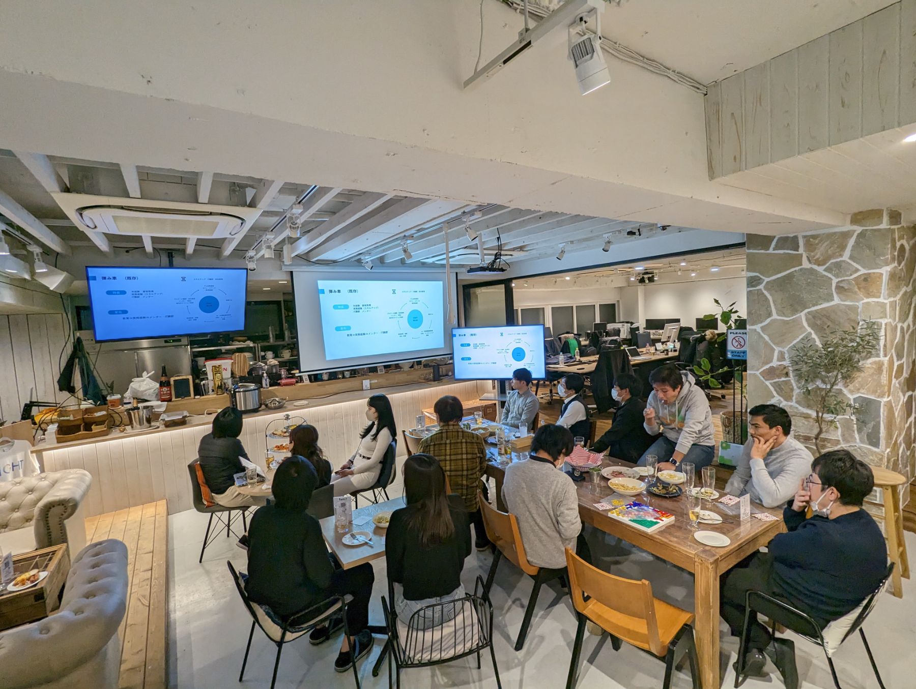 事業アイデアを共有するピッチの現場